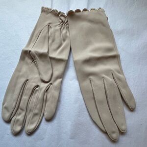 Vintage 1972 Cream Gloves